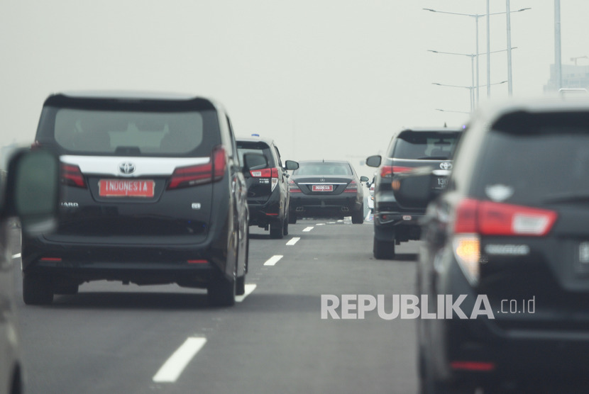 Iring-iringan kendaraan yang membawa Presiden Joko Widodo melintasi Jalan Tol Layang Jakarta-Cikampek usai diresmikan di Bekasi, Jawa Barat, Kamis (12/12/2019).