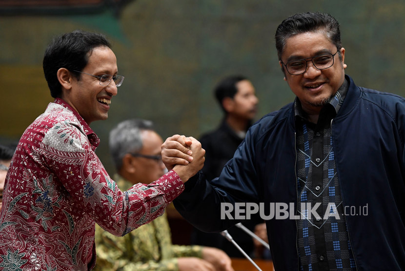 Menteri Pendidikan dan Kebudayaan Nadiem Makarim (kiri) berjabat tangan dengan Wakil Ketua Komisi X DPR Dede Yusuf sebelum mengikuti rapat kerja di Kompleks Parlemen Senayan, Jakarta, Kamis (12/12/2019). 