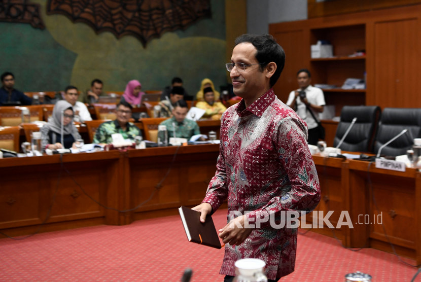 Menteri Pendidikan dan Kebudayaan Nadiem Makarim (tengah) bersiap mengikuti rapat kerja dengan Komisi X DPR di Kompleks Parlemen Senayan, Jakarta, Kamis (12/12/2019).