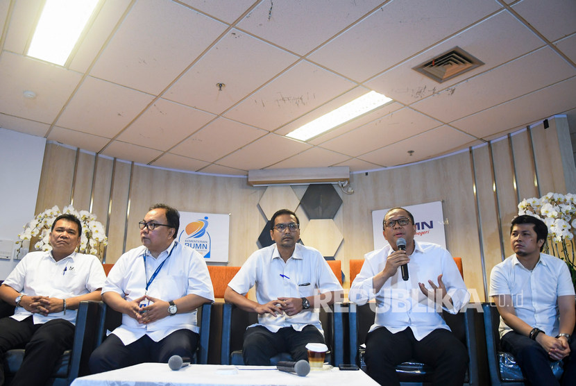 Plt Direktur Utama PT Garuda Indonesia Fuad Rizal (tengah) bersama Direktur Operasi Tumpal Manumpak Hutapea (kiri), Direktur Kargo dan Pengembangan Usaha Joseph Dajoe K. Tendean (kedua kiri), Direktur Niaga Pikri Ilham Kurniansyah (kedua kanan), Direktur Teknik dan Layanan Mukhtaris (kanan) memberikan keterangan pers usai melakukan pertemuan tertutup dengan Menteri BUMN Erick Thohir di Kementerian BUMN, Jakarta, Kamis (12/12/2019).