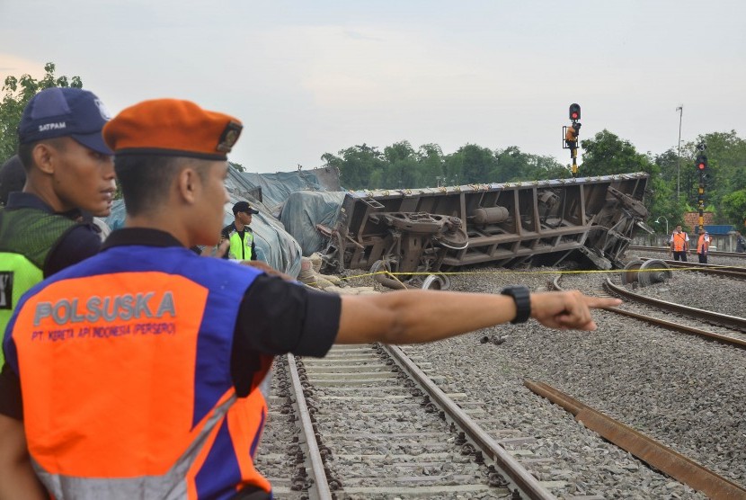 Petugas memeriksa kondisi lokasi anjloknya Kereta Api barang 2704 pengangkut semen yang melaju dari stasiun Kampung Bandan menuju stasiun Kalimas di KM 52+926 di jalur stasiun Doplang, Blora, Jawa Tengah (12/12/2019).