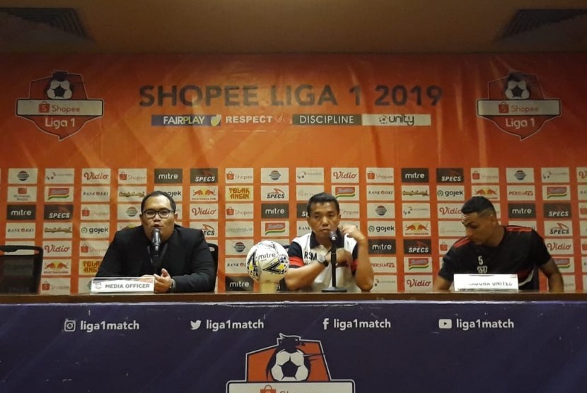 Pelatih Madura United, Rasiman (tengah) dan pemain Jaimerson (kanan) dalam konferensi pers jelang laga melawan Persija Jakarta, Kamis (12/12). 