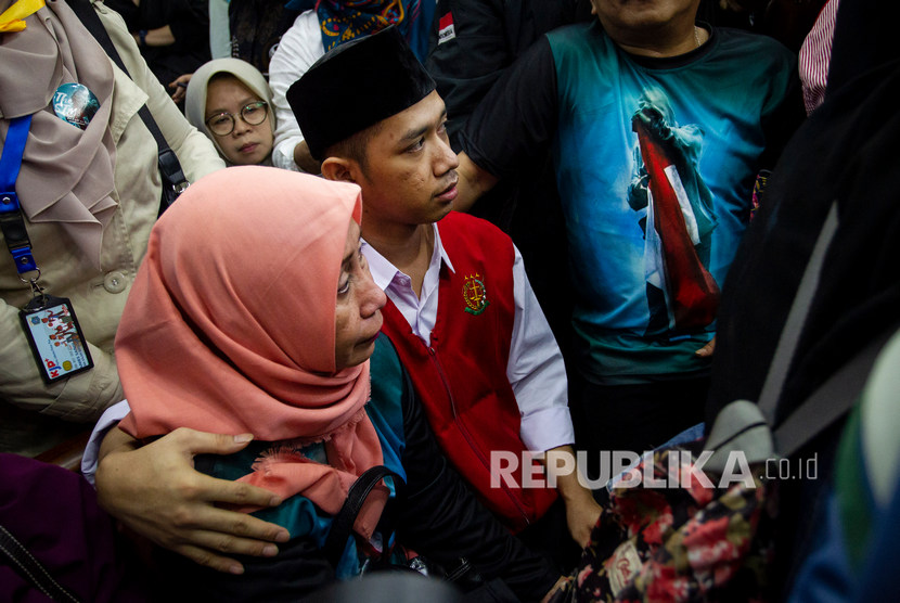 Terdakwa pengunjukrasa pada aksi pelajar, Dede Lutfi Alfiandi (kanan) memeluk ibunya Nurhayati Sulistya (kiri) sebelum mengikuti sidang pembacaan dakwaan di Pengadilan Negeri Jakarta Pusat, Kamis (12/12/2019).