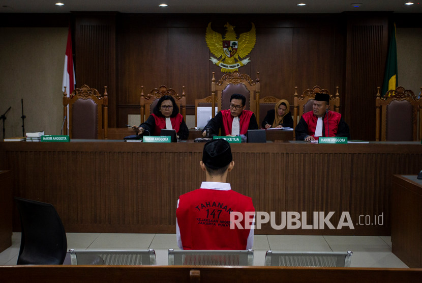 Terdakwa pengunjukrasa pada aksi pelajar, Dede Lutfi Alfiandi mengikuti sidang pembacaan dakwaan di Pengadilan Negeri Jakarta Pusat, Kamis (12/12/2019). Lutfi diduga mengalami penyiksaan saat diinterogasi.