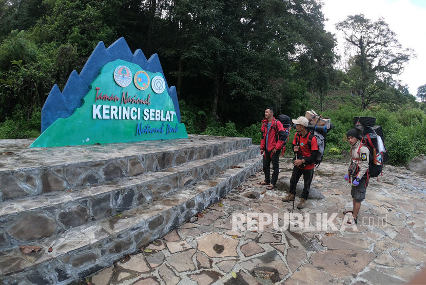Pendaki berada di pintu rimba pendakian Danau Gunung Tujuh, Taman Nasional Kerinci Seblat (TNKS), Kerinci, Jambi. 