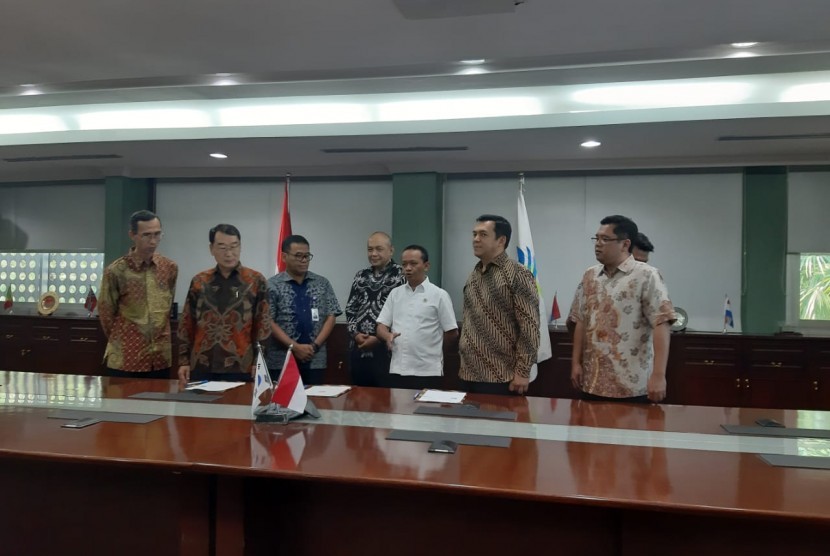PT Lotte Chemical Indonesia bersama PT Krakatau Steel Tbk dan PT Krakatau Industrial Estate Cilegon melakukan penandatanganan Memorandum of Understanding (MoU) di Kantor Badan Koordinasi Penanaman Modal (BKPM) di Jakarta, Jumat, (13/12).