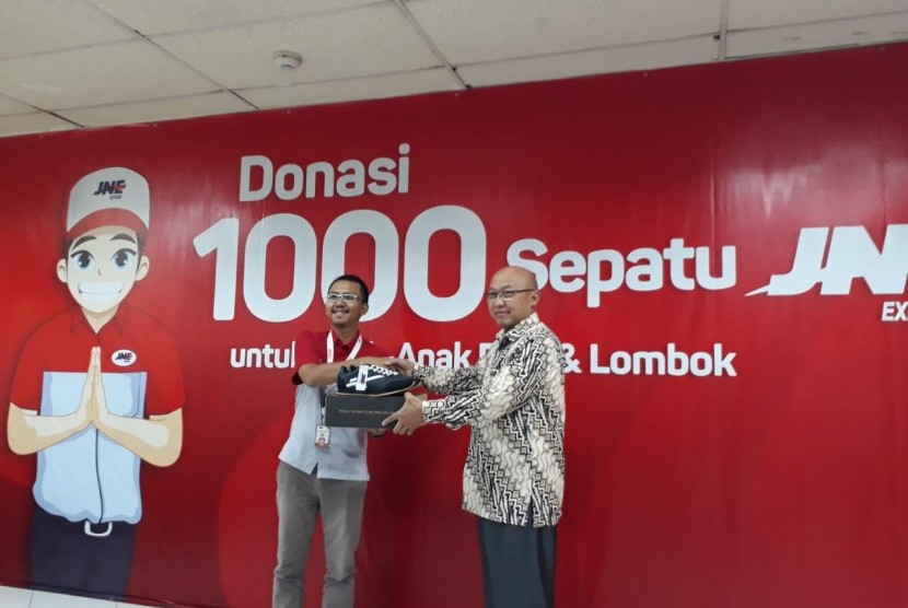 Badan Amil Zakat Nasional (Baznas) bekerja sama dengan perusahaan pengiriman, JNE menyalurkan donasi 1.000 pasang sepatu untuk anak-anak korban bencana Palu dan Lombok, serta anak kurang beruntung di Jabodetabek, Jakarta, Jumat (13/12).