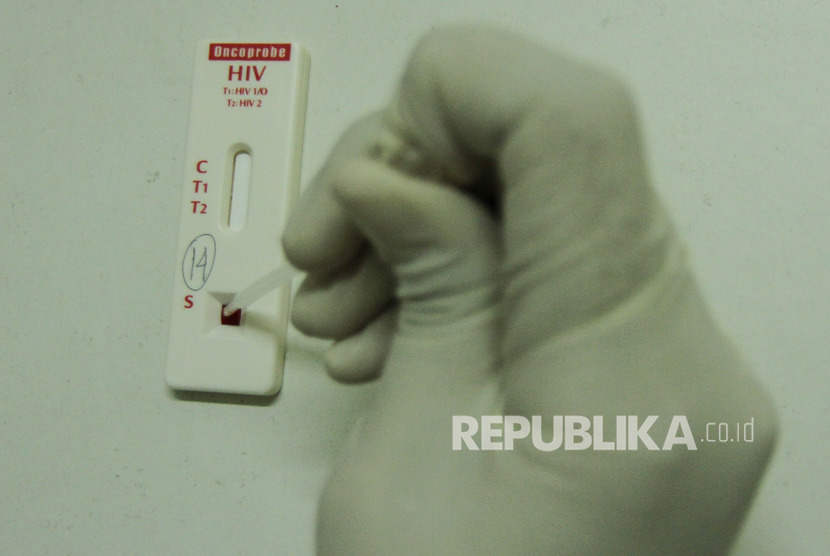 Petugas melakukan cek darah seorang warga saat tes HIV secara Gratis di Rumah Sakit Universitas Indonesia, Depok, Jawa Barat, Jumat (13/12/2019). 