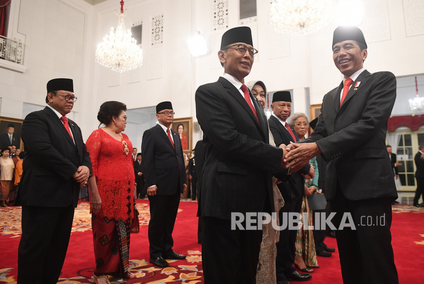 Presiden Joko Widodo (kanan) berjabat tangan dengan Ketua Dewan Pertimbangan Presiden (Wantimpres) Wiranto (kiri) usai pelantikan di Istana Merdeka, Jakarta, Jumat (13/12/2019).