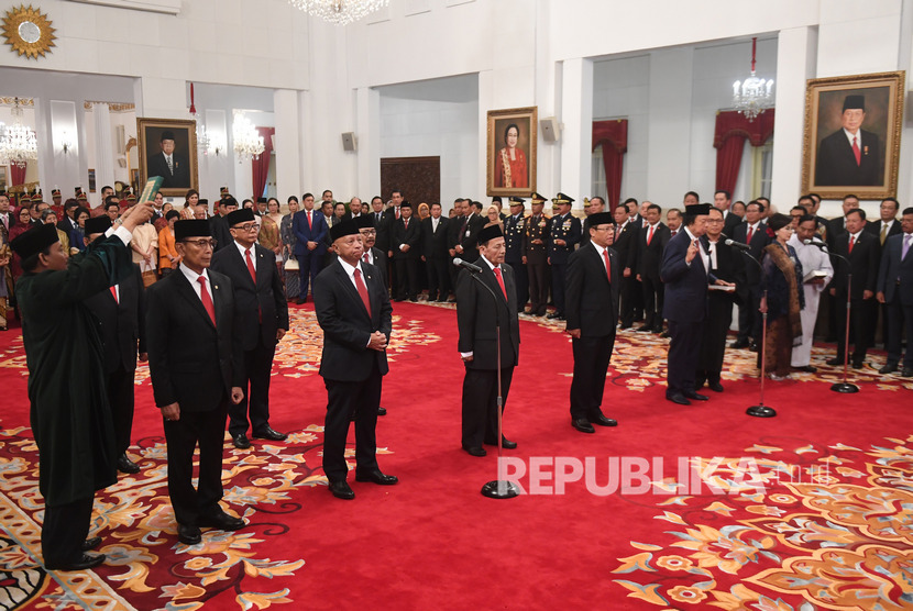 Sejumlah Anggota Dewan Pertimbangan Presiden (Wantimpres) membacakan sumpah saat upacara pelantikan di Istana Merdeka, Jakarta, Jumat (13/12/2019).