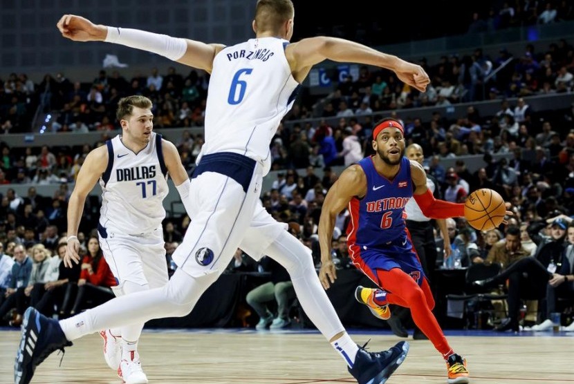 Luka Doncic (kiri) memimpin jajak pendapat NBA All-Star 2020.