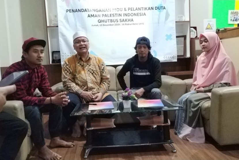 Penandatanganan MOU dan pelantikan duta Aman Palestin Indonesia, Qhutbus Sakha di Kantor Aman Palestin Indonesia, Jalan Surapati, Kota Bandung, Jumat (13/12). 