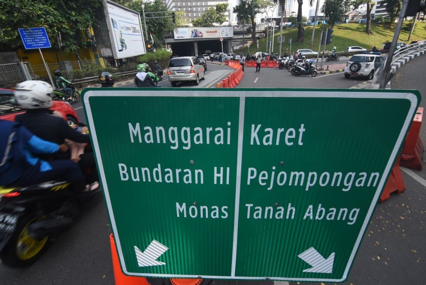 Pengendara kendaraan bermotor melintas saat diberlakukan uji coba rekayasa lalu lintas Sistem Satu Arah (SSA) di Jalan Margono Djoyohadikoesoemo, Jakarta, Jumat (13/12/2019).