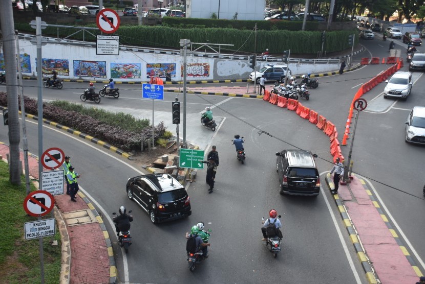 Petugas Dinas Perhubungan (Dishub) DKI Jakarta mengatur lalu lintas (ilustrasi). Dishub menetapkan rekayasa arus lalu lintas pada Jakarta Car Free Night malam nanti menyambut Tahun Baru 2020.