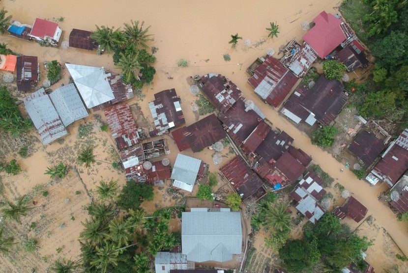 Bupati: Banjir Solok Selatan karena Kerusakan Hutan ...