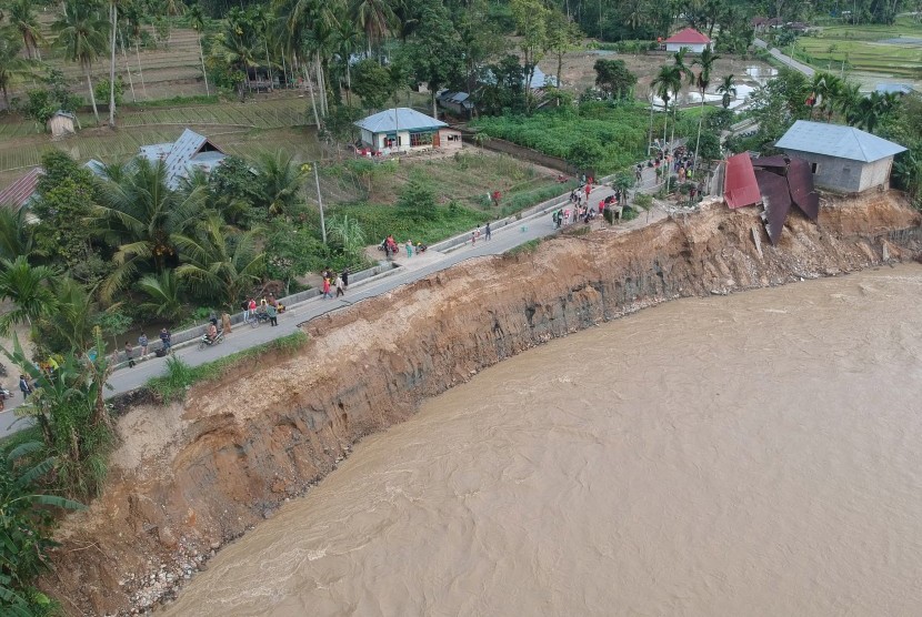 Foto udara kondisi rumah yang rusak akibat banjir bandang, di Nagari Pakan Raba