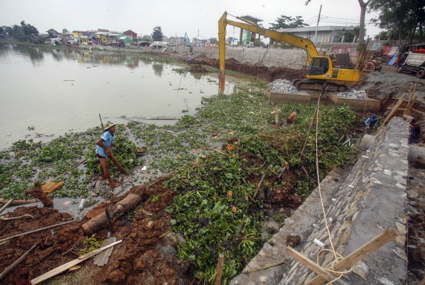 Pekerja menyelesaikan pembangunan proyek revitalisasi Situ Rawa Kalong, Cimanggis, Kota Depok, Jawa Barat, Jumat (13/12/2019).