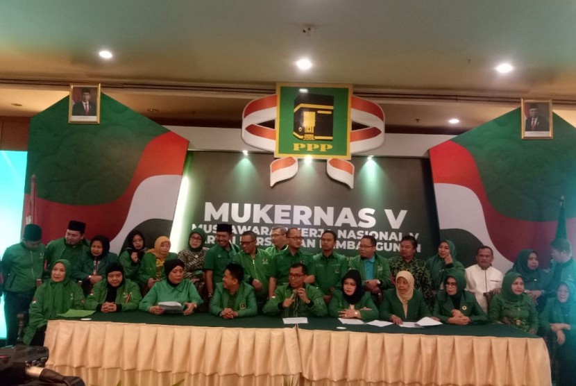 Ketua Panitia Pengarah Mukernas V PPP Achmad Baidowi bersama jajarannya saat memberikan pernyataan pers seusai menggelar Mukernas V di Hotel Grand Sahid, di Jakarta, Ahad (15/12)