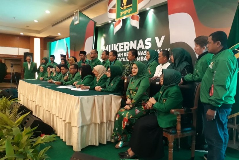 Ketua Panitia Pengarah Mukernas V PPP Achmad Baidowi bersama jajarannya saat memberikan pernyataan pers seusai menggelar Mukernas V di Hotel Grand Sahid, di Jakarta, Ahad (15/12)