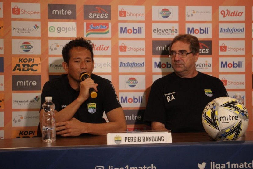 Kiper Persib Bandung, I Made Wirawan (kiri) dan pelatih Persib Bandung, Robert Rene Alberts (kanan) di Graha Persib, Jalan Sulanjana, Kota Bandung, Ahad (15/12). 