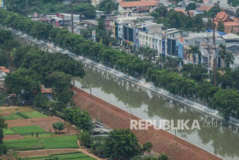 Kawasan Ruang Terbuka Hijau (RTH) di sekitar sungai dan Jalan HM. Joyo Martono Bekasi, Jawa Barat, Ahad (15/12/2019).