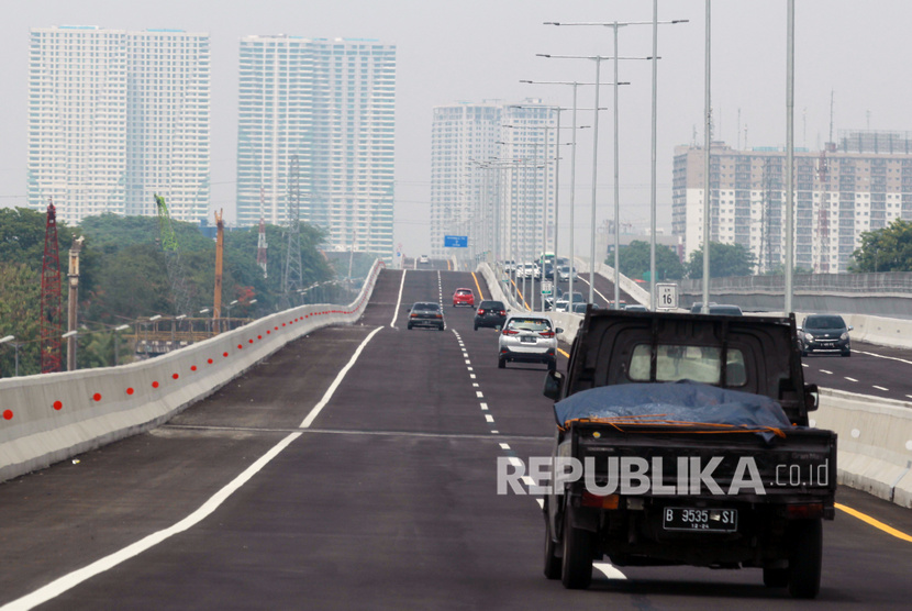 Sejumlah kendaraan mobil golongan satu melintas di atas jalan Tol Layang (Elevated) Jakarta - Cikampek (Japek) di Bekasi, Jawa Barat (foto ilustrasi).