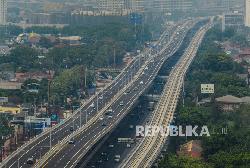 Sejumlah kendaraan melintasi Tol Layang (Elevated) Jakarta-Cikampek II di Bekasi, Jawa Barat, Ahad (15/12/2019).