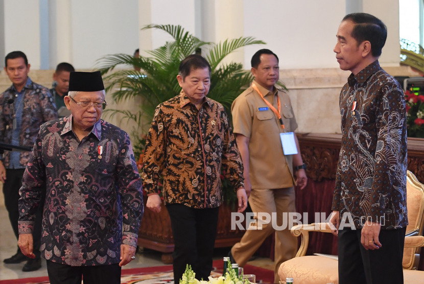 Presiden Joko Widodo (kanan) didampingi Wakil Presiden Ma