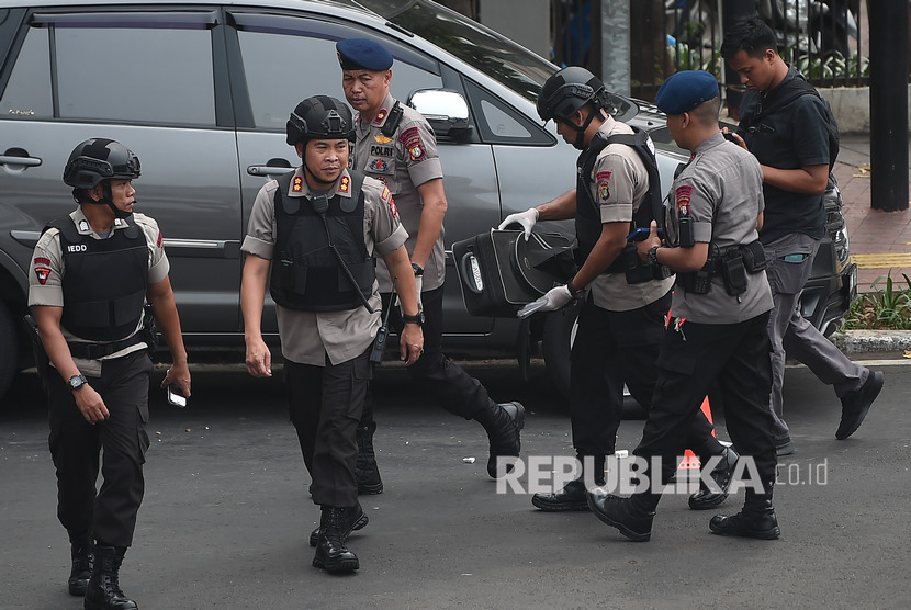 Anggota Gegana Brimob Polda Metro Jaya membawa koper yang dicurigai berisi bom di Jalan Veteran, Jakarta, Senin (16/12/2019).
