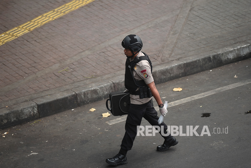 Anggota Gegana Brimob Polda Metro Jaya membawa koper yang dicurigai berisi bom di Jalan Veteran, Jakarta, Senin (16/12/2019). 