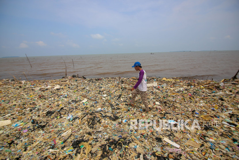 Warga beraktivitas di sekitar tumpukan sampah di Pantai Tanjung Burung, Kabupaten Tangerang, Banten, Senin (16/12/2019).