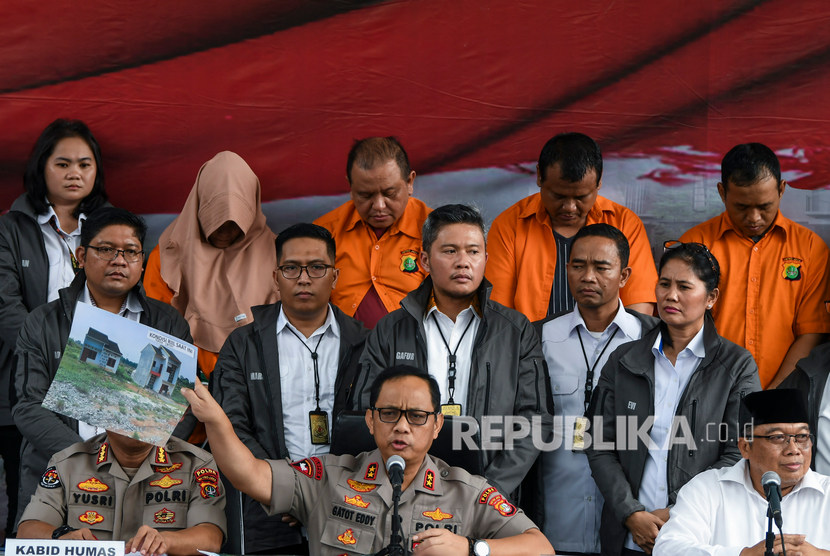 Kapolda Metro Jaya Irjen Pol Gatot Eddy Pramono (tengah) memberikan keterangan pers saat rilis kasus sindikat mafia perumahan syariah di Polda Metro Jaya, Jakarta, Senin (16/12/2019). 