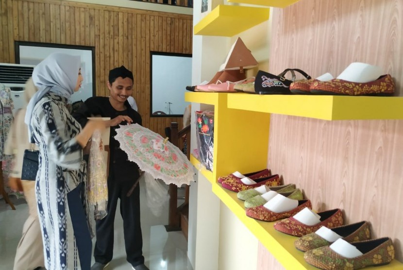 Suasana Galeri Kiwari di Kelurahan Argasari, Kecamatan Cihideung, Kota Tasikmalaya, Senin (16/12). Usaha Mikro Kecil dan Menengah (UMKM) terus didorong agar bisa naik kelas. 