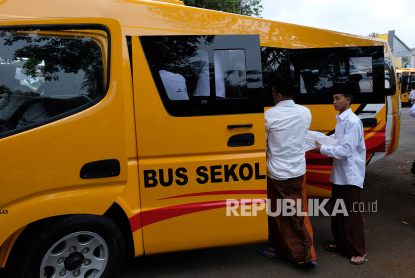 Bus sekolah di DKI difungsikan untuk melayani petugas medis yang menangani corona.