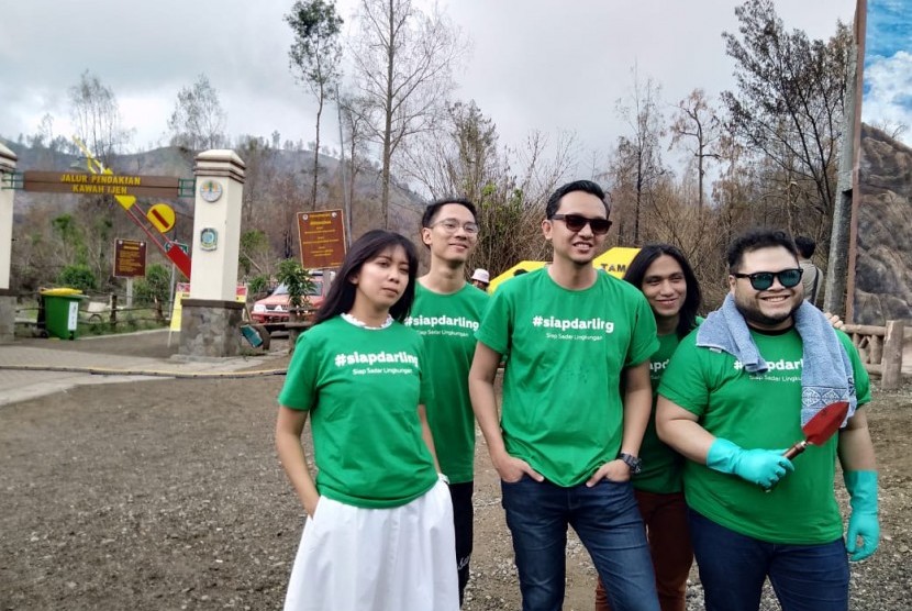 Grup vokal Barasuara turut melakukan penghijauan kawasan konservasi Taman Wisata Alam (TWA) Kawah ijen, Banyuwangi, Jawa Timur, Senin (16/12). Kegiatan itu bekerja sama dengan Bakti Lingkungan Djarum Foundation melalui program Siap Sadar Lingkungan. 