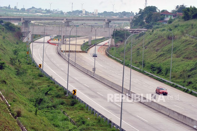 Kendaraan melintas di jalan tol Bogor-Ciawi-Sukabumi (Bocimi) seksi 1 Ciawi-Cigombong di Cigombong, Kabupaten Bogor, Jawa Barat, Senin (16/12/2019).