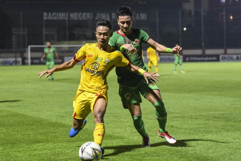 Pesepak bola Bhayangkara FC Sani Rizki (kiri) berusaha melewati pesepak bola Kalteng Putra Onorionde Kughegbe (kanan) pada laga lanjutan Liga 1 di Stadion PTIK, Jakarta, Senin (16/12/2019). 