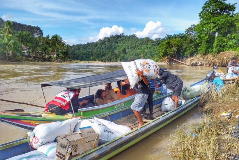 Wakil Bupati Solok Selatan bersama rombongan mengantarkan bantuan logistik dan kebutuhan warga terdampak banjir di Nagari Lubuk Ulang Aling Selatan, Senin (16/12). 