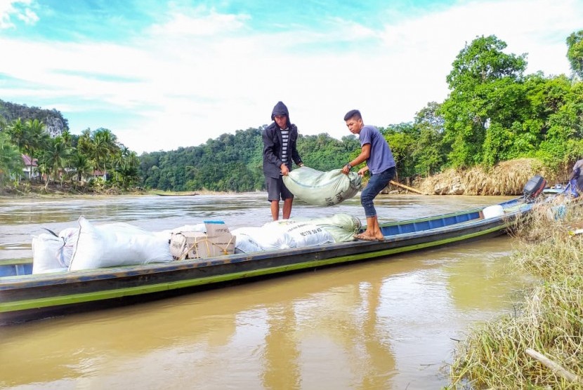 Wakil Bupati Solok Selatan bersama rombongan mengantarkan bantuan logistik dan kebutuhan warga terdampak banjir di Nagari Lubuk Ulang Aling Selatan, Senin (16/12). 
