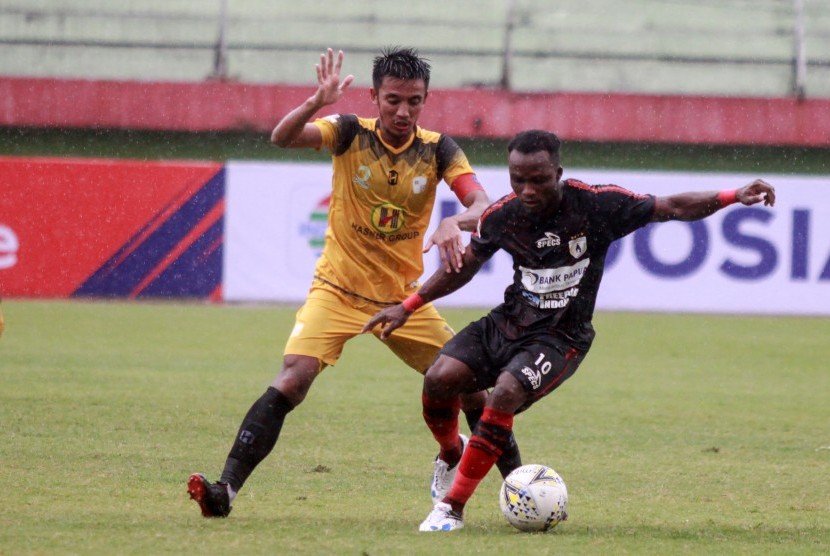 Pesepak bola Persipura Ibrahim Conteh (kanan) berebut bola dengan pesepak bola Barito Putra Bayu Pradana (kiri) pada lanjutan Liga 1 2019 di Stadion Gelora Delta Sidoarjo, Jawa Timur, Senin (16/12/2019). 