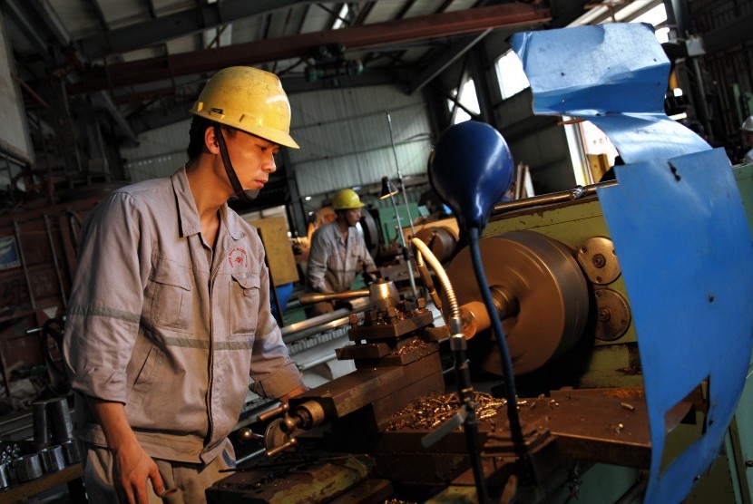 MUI Minta Tenaga Kerja Asing Dibatasi dalam RUU Cipta Kerja. Beberapa tenaga kerja asing (TKA) membubut besi untuk kebutuhan pembangunan beberapa bangunan di salah satu perusahaan pertambangan di Konawe, Sulawesi Tenggara.