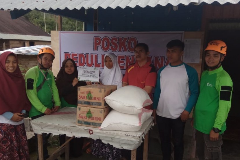 Dompet Dhuafa Singgalang menyerahkan bantuan sembako untuk korban banjir Solok Selatan, Sabtu (14/12). 