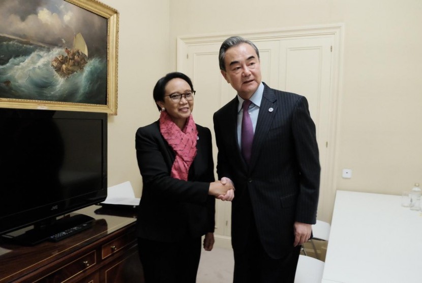 Menteri Luar Negeri (Menlu) RI, Retno Marsudi dalam pertemuan dengan Menlu Cina Wang Yi
