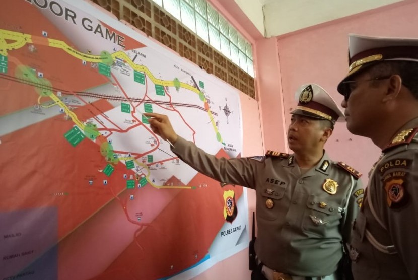 Direktur Lalu Lintas Polda Jabar Kombes Pol Eddy Djunaedi (kacamata) saat meninjau lalu lintas di Jalan Raya Limbangan, Kabupaten Garut, Senin (16/12). 