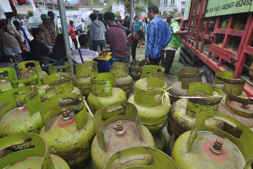 Pertamina akan mengkaji sistem penyaluran elpiji subsidi. Foto warga membeli elpiji tiga kilogram bersubsidi, (ilustrasi). 