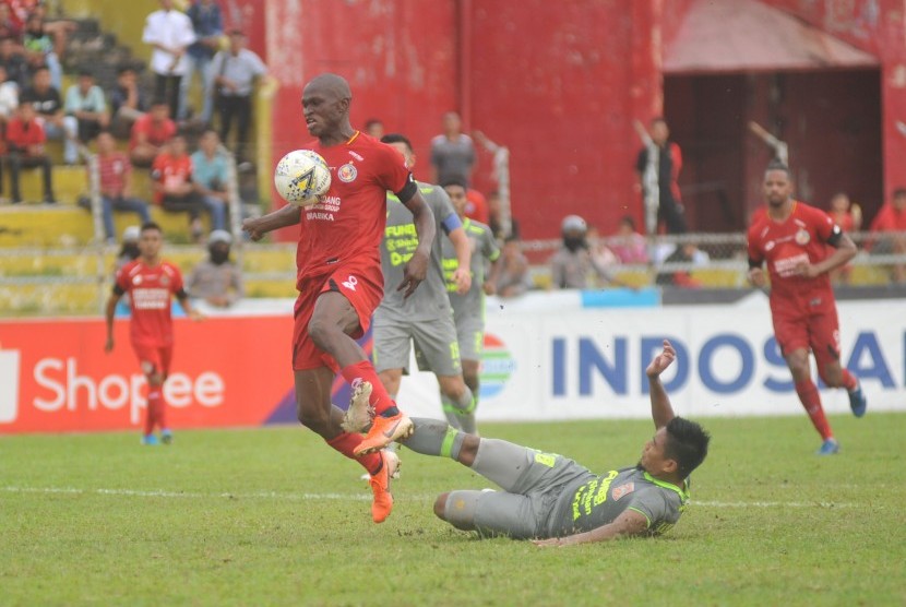 Pesepak bola Semen Padang FC Dany Karl Max (kiri) merebut dari pemain Borneo FC Wildansyah (kanan) pada pertandingan lanjutan Liga 1, di Stadion GOR H Agus Salim, Padang, Sumatera Barat, Selasa (17/12/2019).