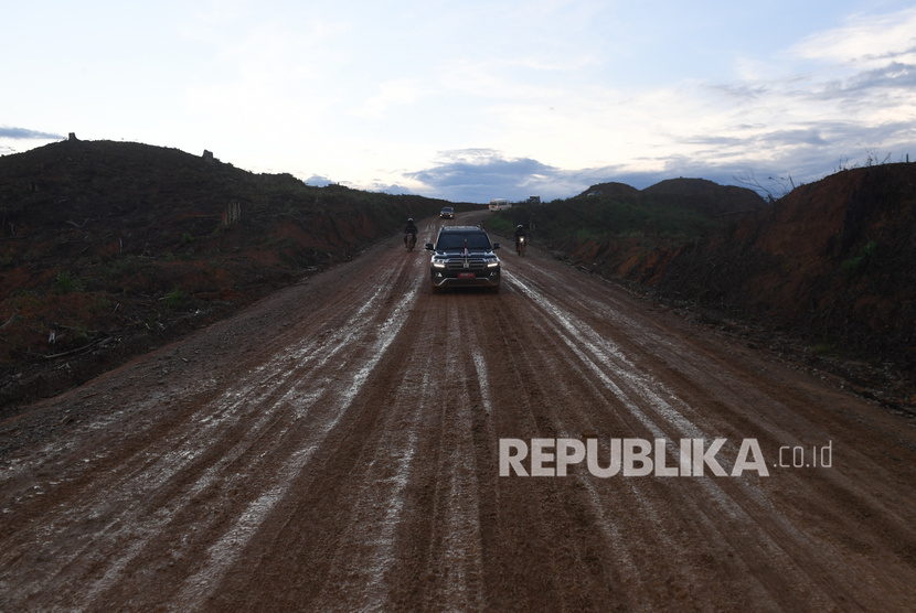 Mobil yang membawa Presiden Joko Widodo melewati jalan berlumpur saat meninjau lokasi rencana ibu kota baru di Sepaku, Penajam Paser Utara, Kalimantan Timur, Selasa (17/12/2019).