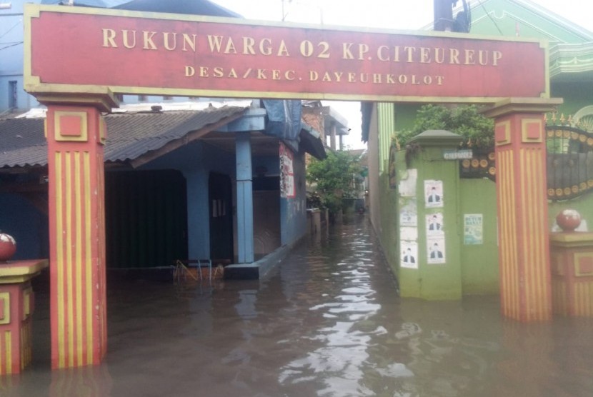 Hujan deras yang terjadi Selasa (17/12) siang kemarin hingga malam di Kabupaten Bandung menyebabkan sejumlah pemukiman warga terendam banjir di tiga kecamatan Baleendah, Dayeuhkolot dan Bojongsoang. Selain itu, akses jalan yang menghubungkan wilayah Dayeuhkolot-Ciparay dan Banjaran terendam banjir dan terputus, Rabu (18/12). 