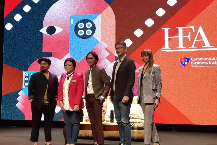 Tompi (kiri) dan sutradara Angga Dwimas Sasongko (tengah) menjadi juri dalam Huawei Film Awards (HFA) dalam pembukaan acara di LSPR Bekasi, Rabu (18/12). 