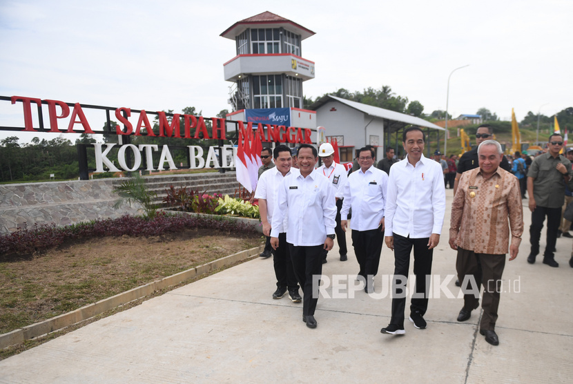 Presiden Joko Widodo (kedua kanan) meninjau Tempat Pemrosesan Akhir (TPA) Sampah Manggar usai acara peresmian di Balikpapan, Kalimantan Timur, Rabu (18/12/2019).